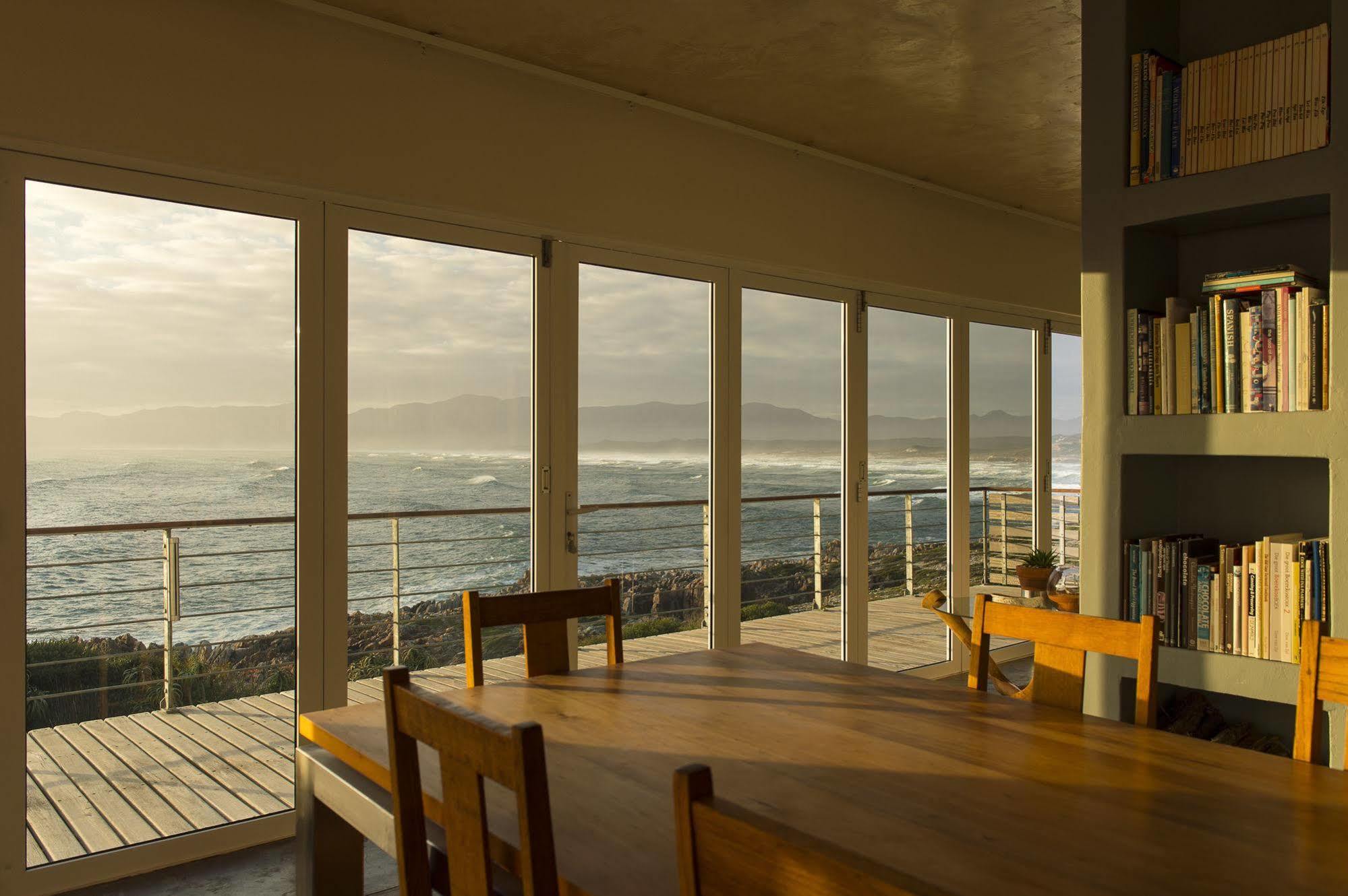 Whalesong Lodge Gansbaai Esterno foto